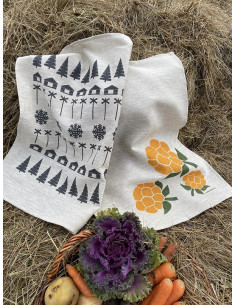 Kökshandduk i ofärgat linnetyg med tre stycken hjortron tryckta i nedre högra hörnet 2