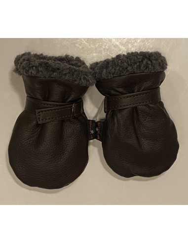 Babyvantar av brunt renskinn med foder av lurvigt ylle