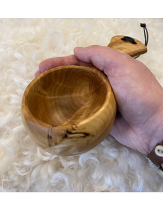 kåsa i trä med vacker melering i materialet coh ett handtag med en lädersnodd till upphängning 2