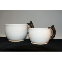 Mugg i keramik i två storlekar med en katt som handtag